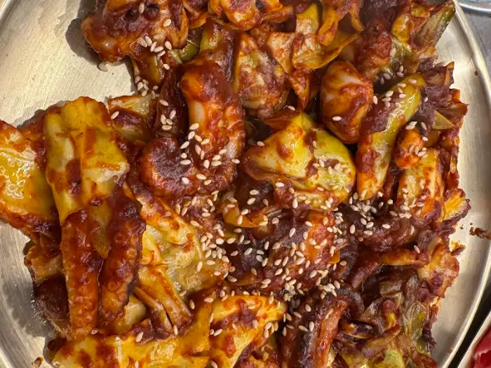 매콤한 양념이 맛있게 버무려진 쭈꾸미볶음