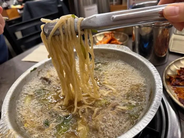 갓 지은 밥과 각종 재료가 어우러진 소고기버섯무밥