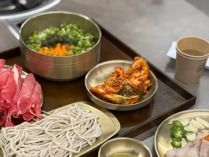 쫄깃한 호밀 칼국수 면발을 건져 올리는 모습