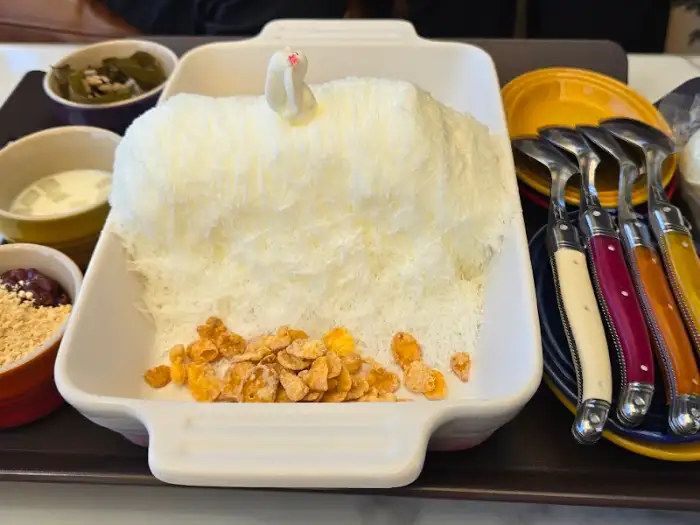 푸짐하게 담긴 애플망고 빙수