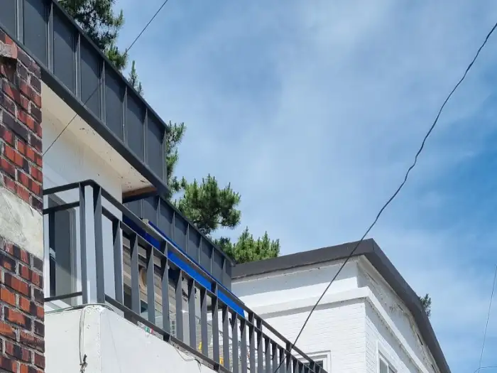 카페 외관과 창밖으로 보이는 풍경
