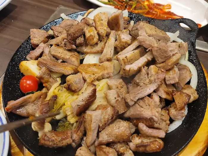 잘 구워진 돼지갈비가 철판에 담겨 나옵니다.