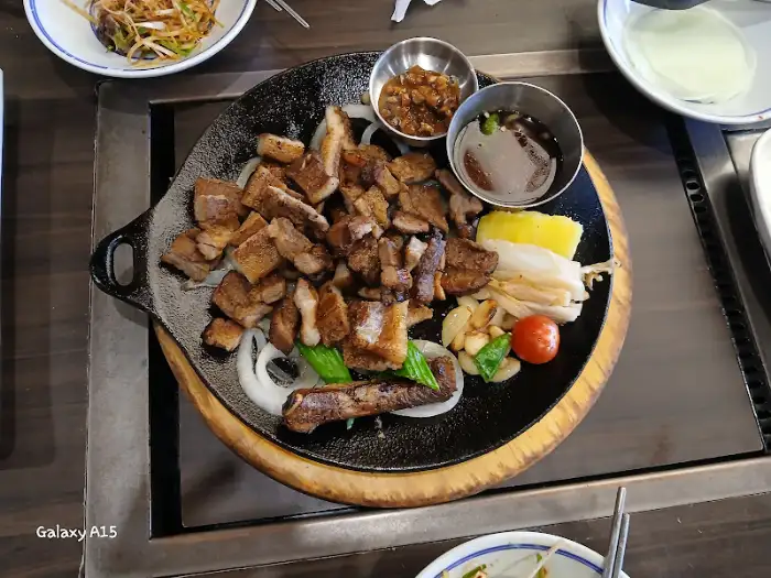 돼지갈비와 함께 곁들여 나오는 야채와 소스