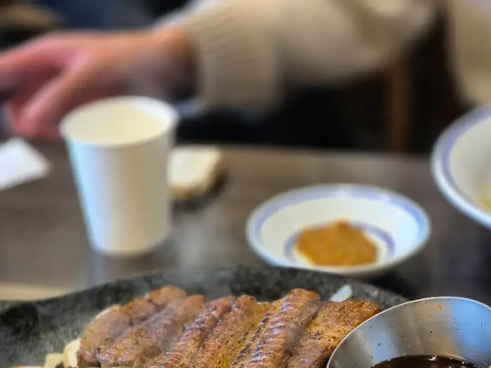 담백해 보이는 돼지갈비와 곁들임 반찬