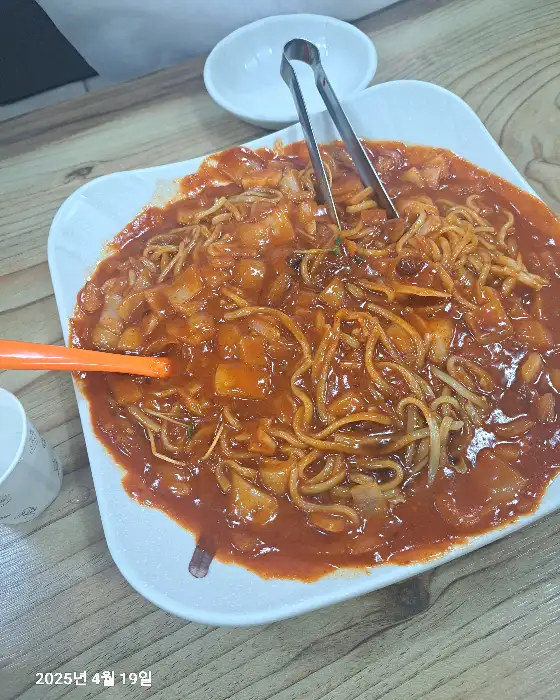 양파쟁반짜장 덜어먹는 모습
