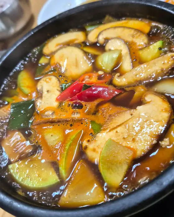 버섯, 두부, 애호박 등 건더기가 풍성한 된장찌개 모습