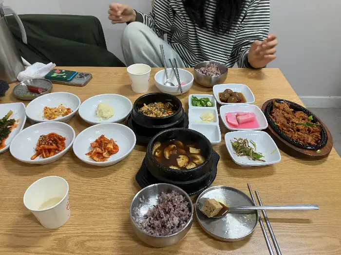 다양한 반찬과 함께 차려진 밥상 모습