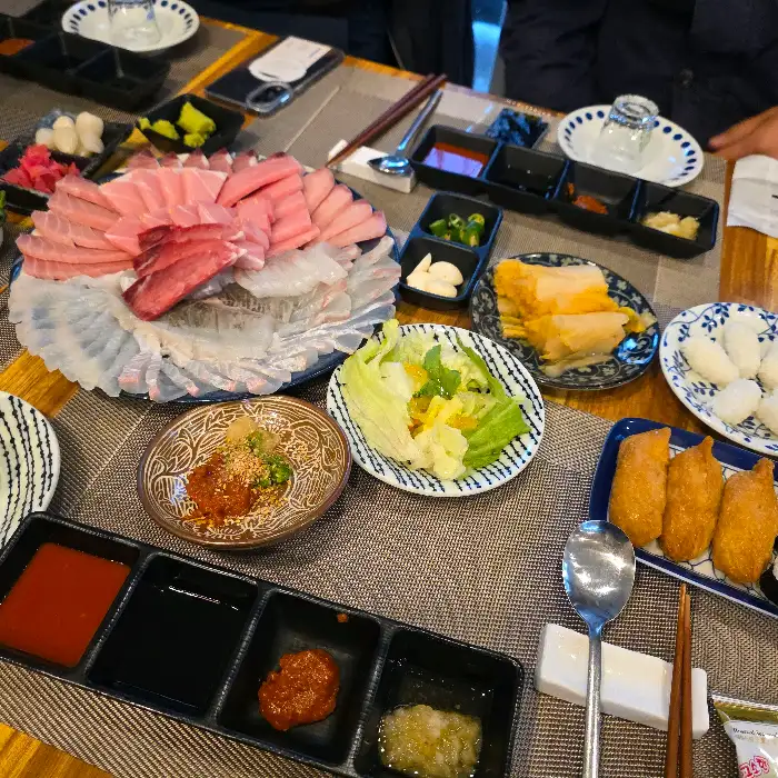 다양한 해산물과 곁들임 음식이 차려진 테이블