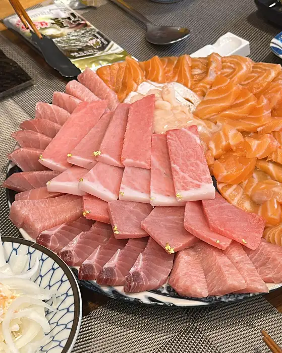 금박 장식이 올라간 고급스러운 참치와 연어 회
