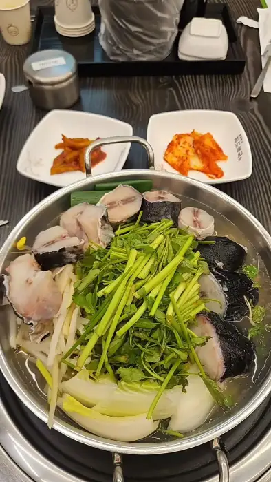 다양한 복어 조각과 채소가 들어간 냄비 요리