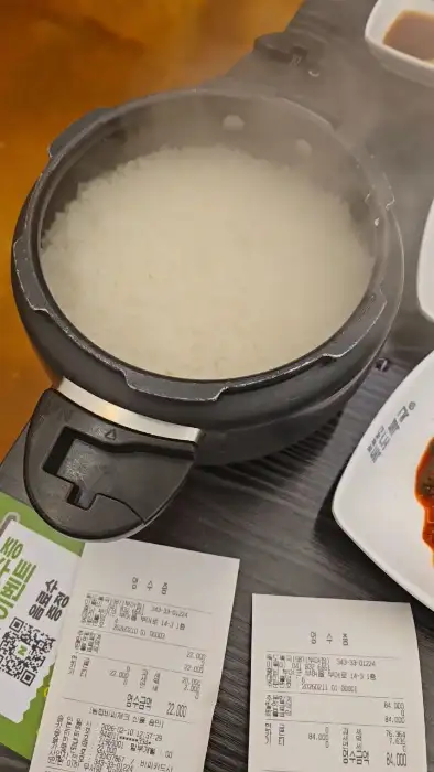 김이 모락모락 나는 압력밥솥과 영수증
