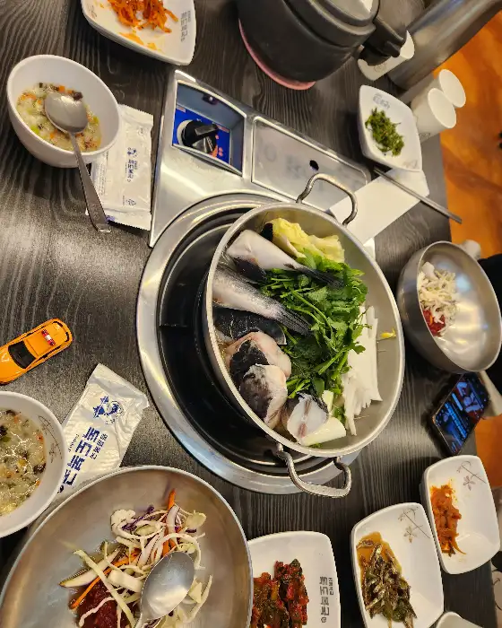 테이블 위에 놓인 여러 가지 복어 요리와 반찬들