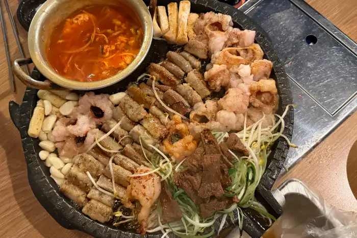 다양한 부위의 곱창과 대창, 안창살이 먹음직스럽게 구워지고 있다.
