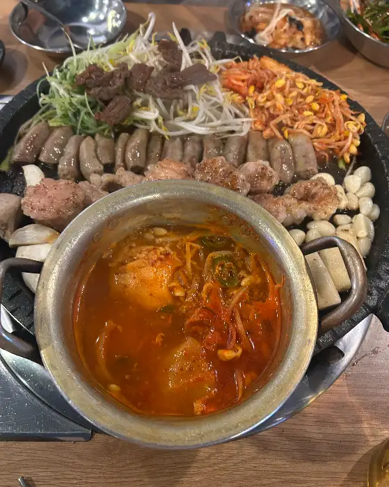 다양한 종류의 곱창과 곁들임 채소, 그리고 순두부찌개까지 푸짐한 한 상