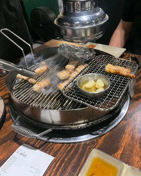숯불 위 고기 굽는 모습