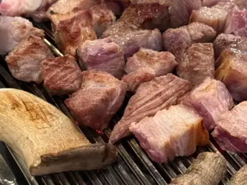 제주 땅 밟은 이 순간, 혀가 센드! 성산 흑돼지 맛집, 여긴 레알이야!