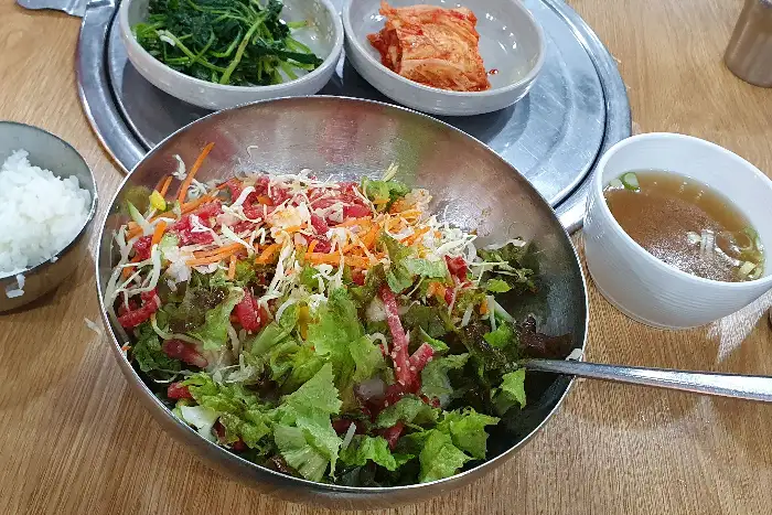 정육점 내 고기 진열 모습