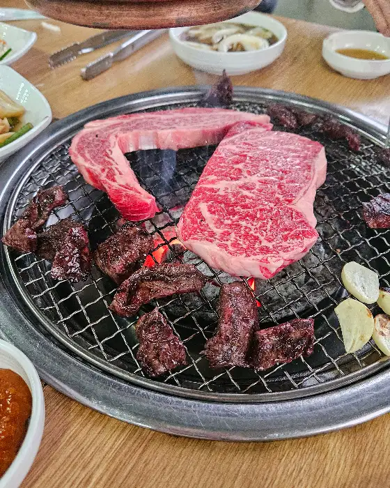 불판 위의 등심과 갈비살