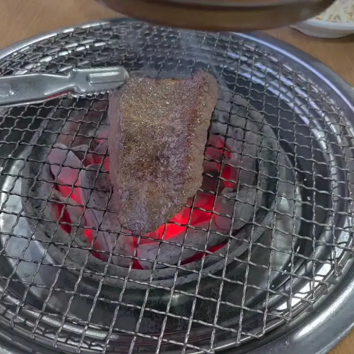 불판 위에서 익어가는 두툼한 고기