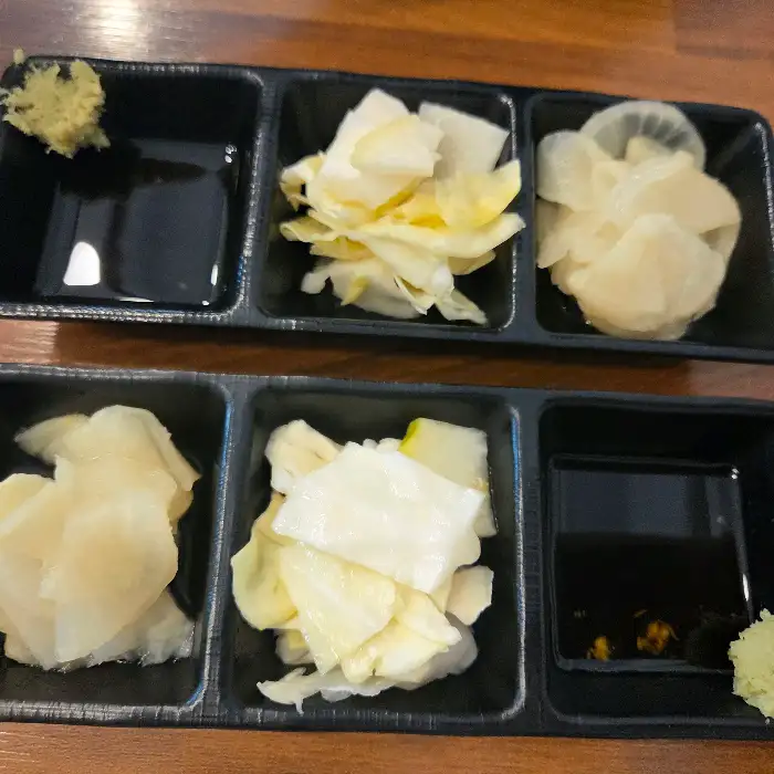 다양한 곁들임 반찬이 담긴 접시