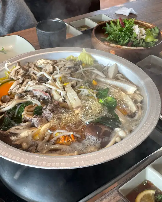 버섯과 함께 끓고 있는 진한 능이버섯 육수