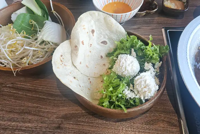 신선한 채소와 함께 담겨 나온 부드러운 리코타 치즈 샐러드