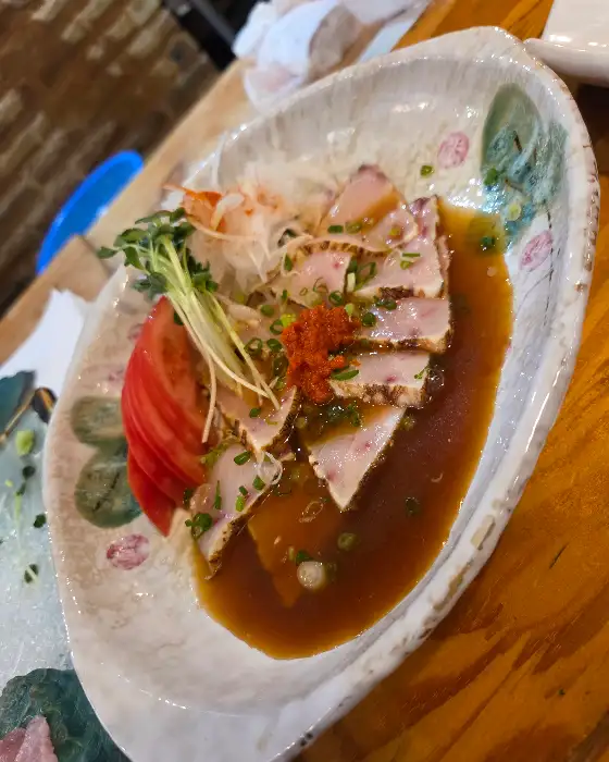 간장 소스에 버무려진 참치 회 요리