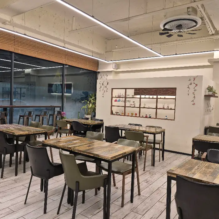 하삼동 커피 내부 테이블 배치
