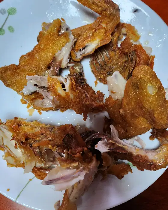 먹고 남은 옛날 통닭의 뼈와 살 발라낸 흔적