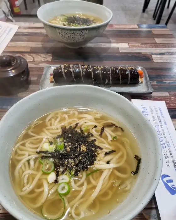 칼국수와 김밥 한 상
