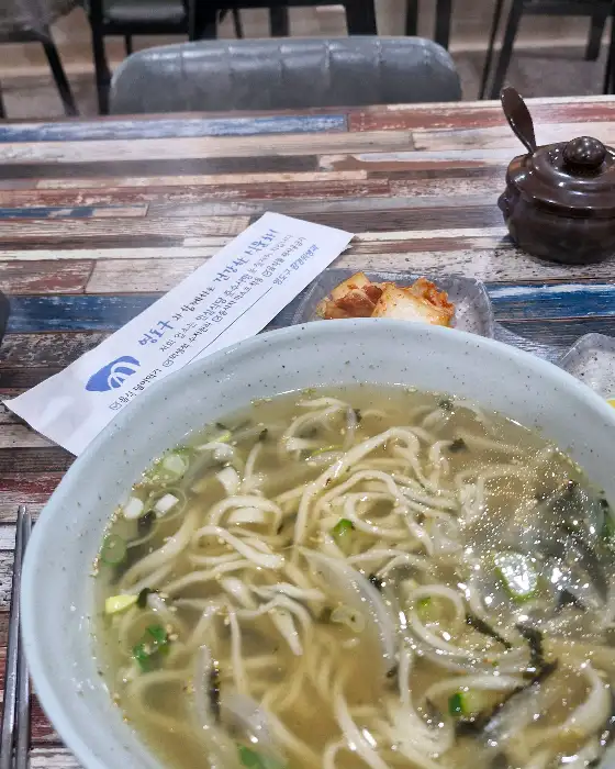 따뜻한 김치와 칼국수