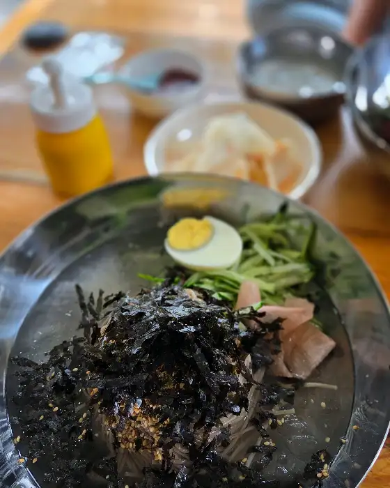 다양한 김치와 쌈 채소가 곁들여진 수육