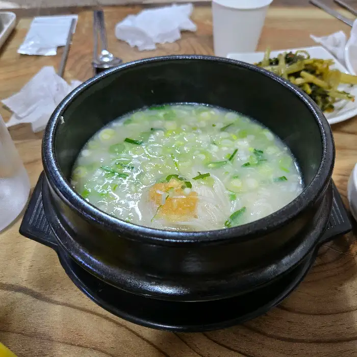 맛있어 보이는 설렁탕 한 그릇