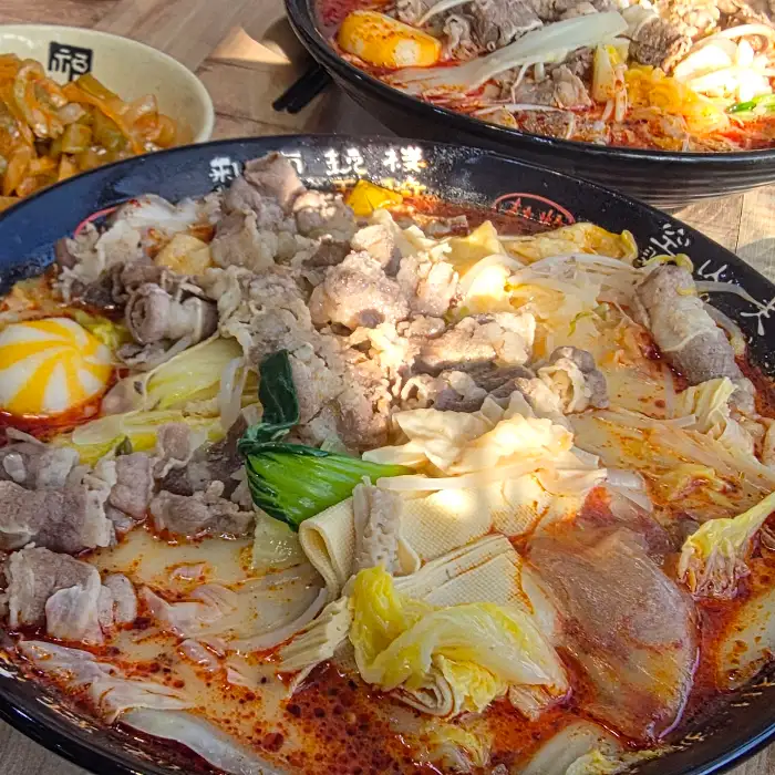 푸짐하게 담긴 마라탕과 곁들여진 꿔바로우