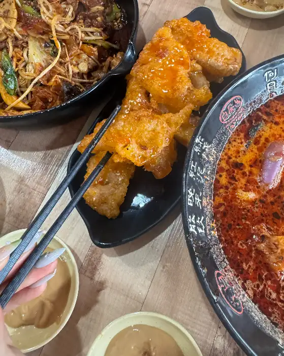접시에 담겨 나온 꿔바로우와 젓가락