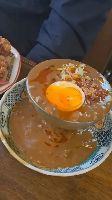 마파두부마제면의 걸쭉한 국물과 탱글한 면발, 계란 노른자가 돋보인다.