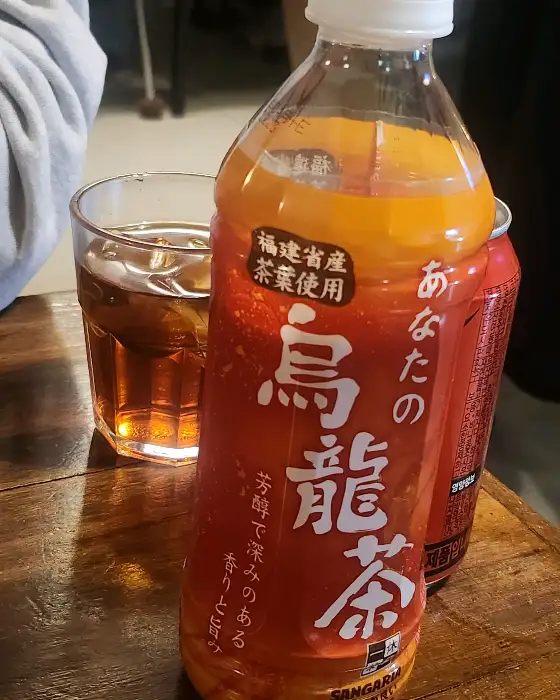 시원하게 준비된 유리잔과 병에 담긴 차.