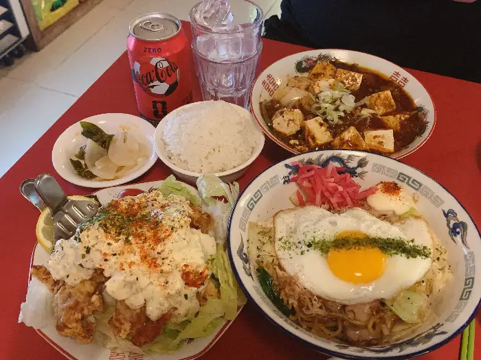 테이블 위에 차려진 여러 가지 음식들. 마파두부, 볶음밥, 치킨 난반 등이 보인다.