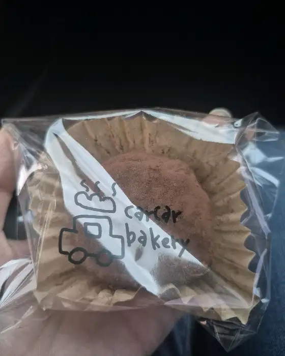 초콜릿 파우더가 뿌려진 휘낭시에 모습