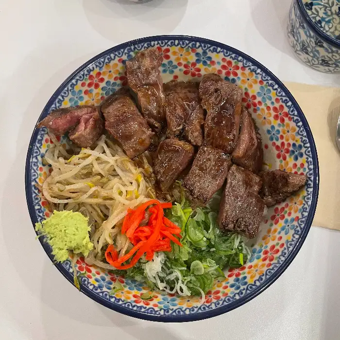부드러운 스테이크와 밥의 조화