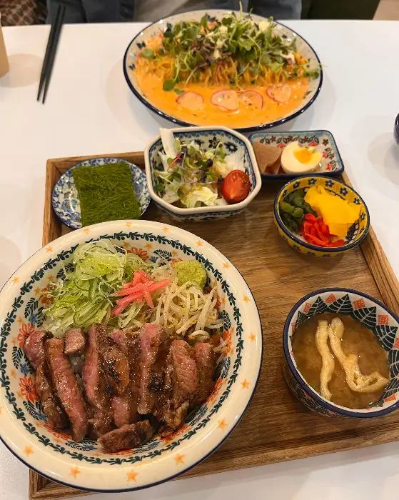 정갈하게 차려진 덮밥 한상차림