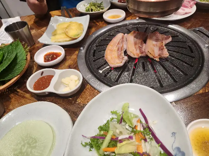 불판 위 고기