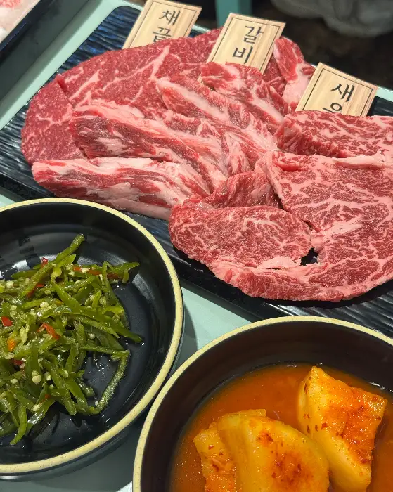 다양한 부위의 한우와 곁들임 메뉴