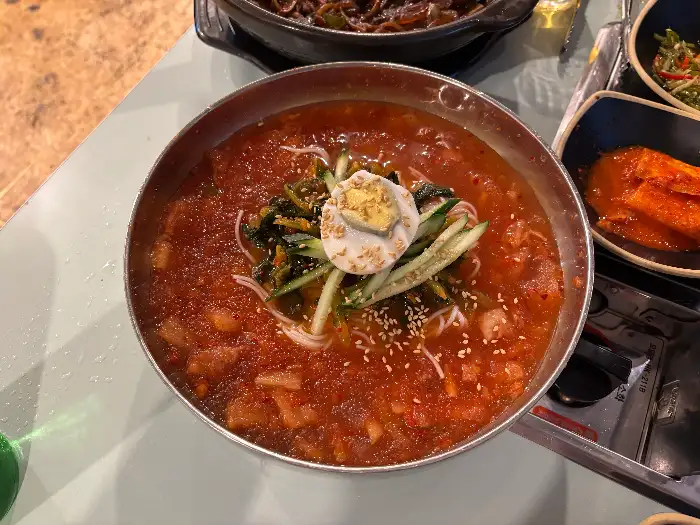 붉은 양념의 매콤한 국수 요리