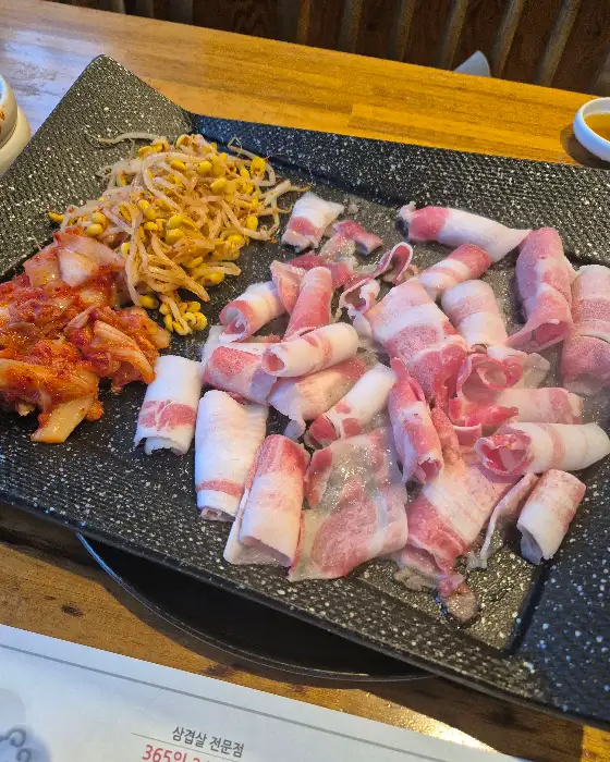 오늘도대박집 신호점의 삼겹살과 곁들임 반찬