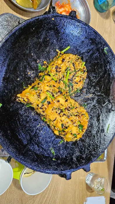 하트 모양으로 예쁘게 담긴 볶음밥