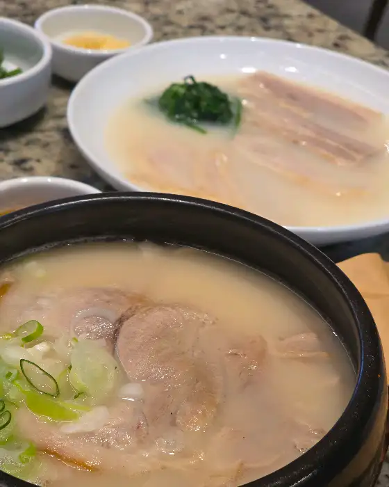 국밥에 밥을 말아놓은 모습