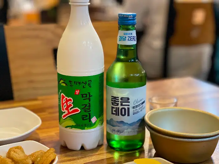 테이블에 놓인 막걸리 병과 잔