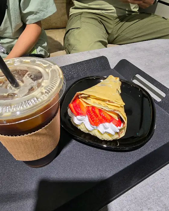 딸기 크레페와 커피