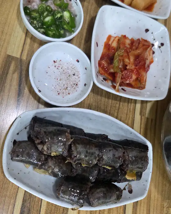 플레이팅된 순대와 반찬들